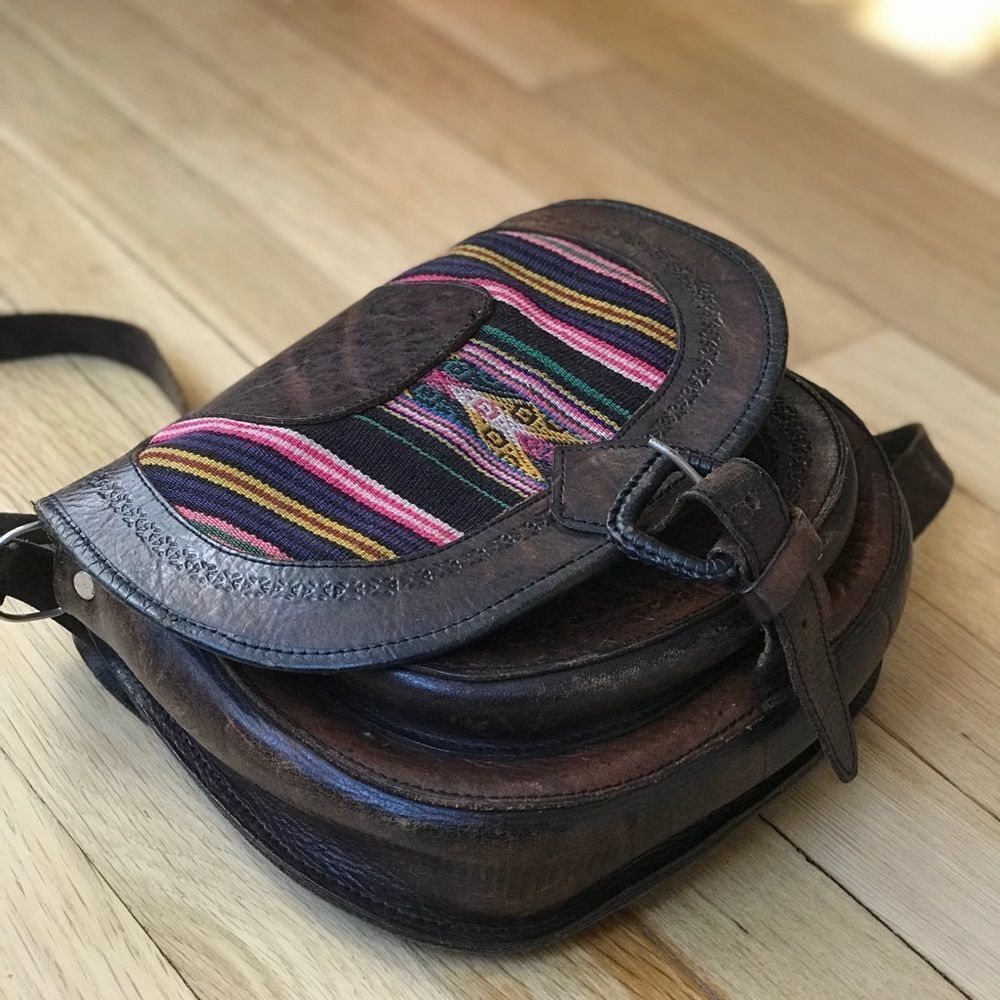 [ vintage ] Aztec leather bag etched euc - Picture 3 of 8